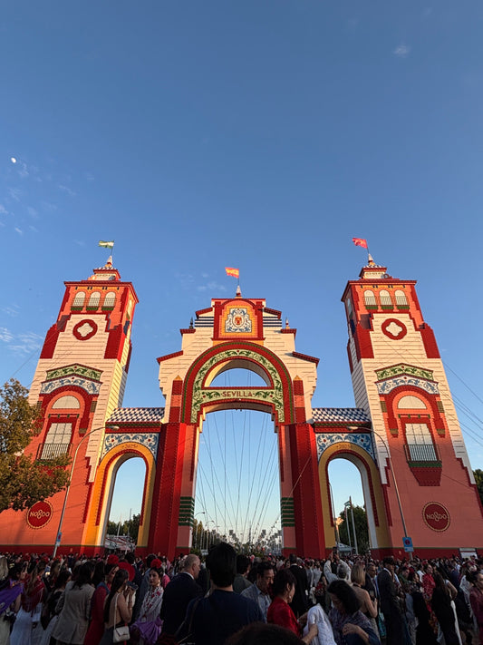 Lujo a compás: así se vive la Feria de Sevilla entre moda, sabor y tradición.